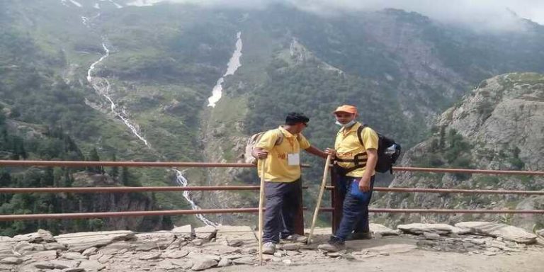 हमारे कश्मीर की धरती ,रानी भारत देश की