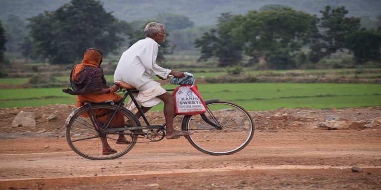 मुहब्बत बस हमारे गांव में