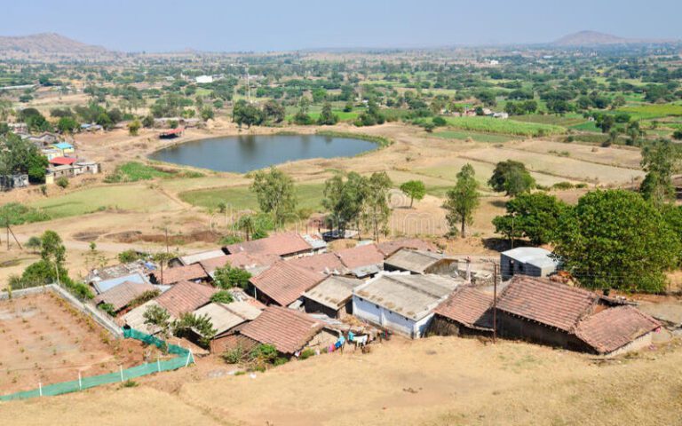 दोस्त आ शहर से अब चले गांव में