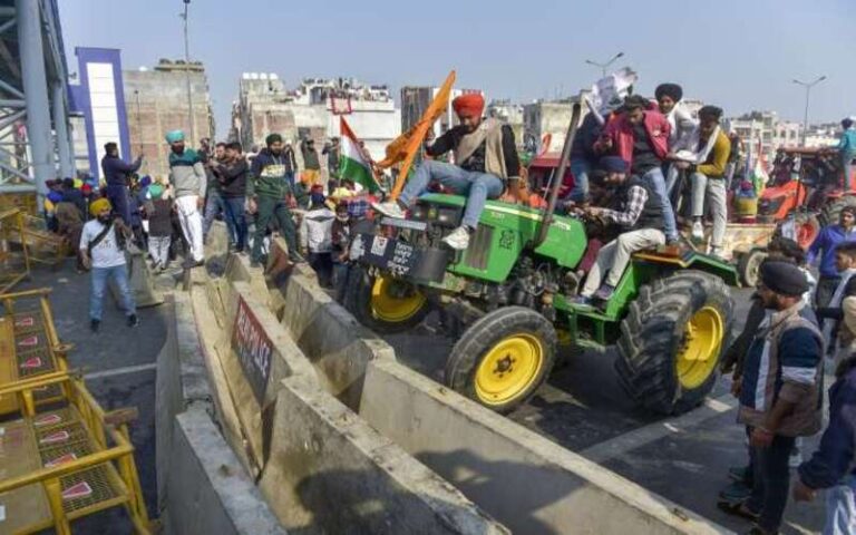 माना तुम अपने हो पर गिरवी कैसे ईमान रख दूं