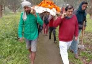 जीवन की प्रचंड धूप में मनुज तपता रहा दिन रात नयन कितने स्वप्न देखे कितनी शामें कितने प्रभात