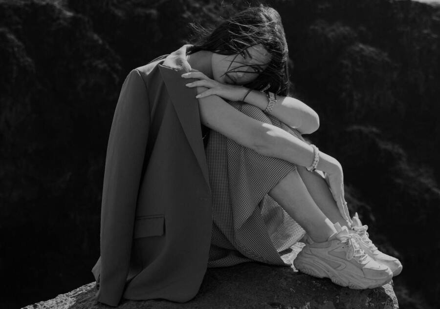 किसको दिल की पीर सुनाएं