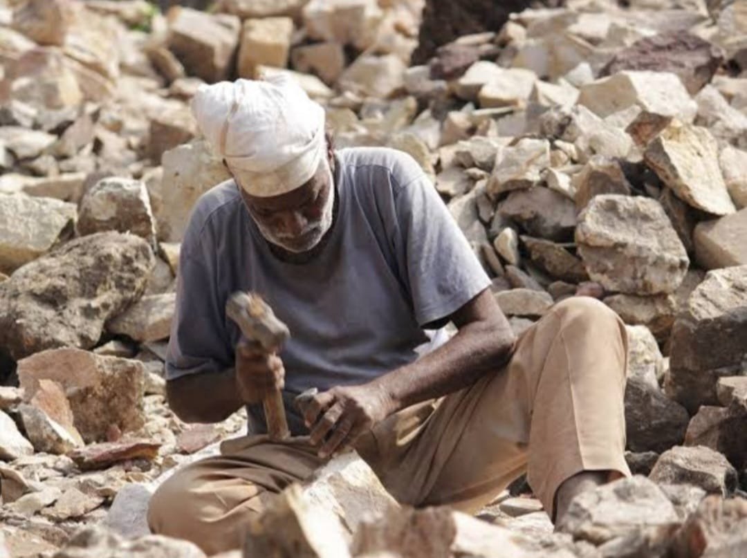 पत्थर तोड़कर पेट भरने वाले हाथ